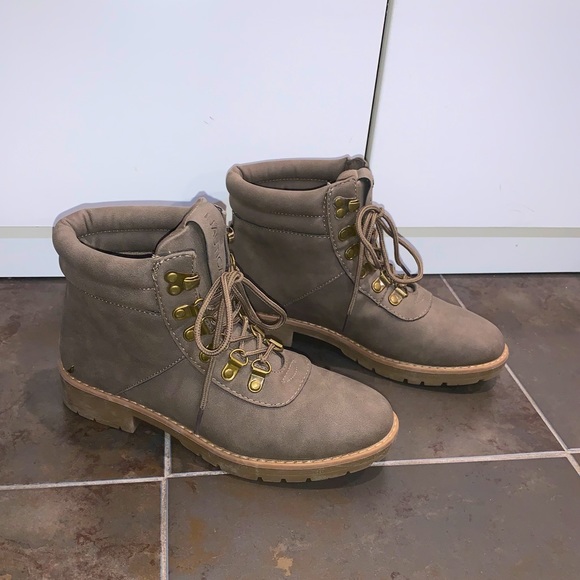 Woman’s Nautica Boots NWOT - Picture 2 of 4